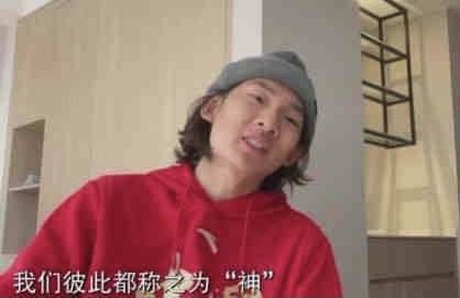 由郭涛执导的电影处女作《欲念游戏》发布了一组;情同父女版剧照，影片中将张子枫饰演的少女;萌萌天真无邪展、古灵精怪的模样现出来